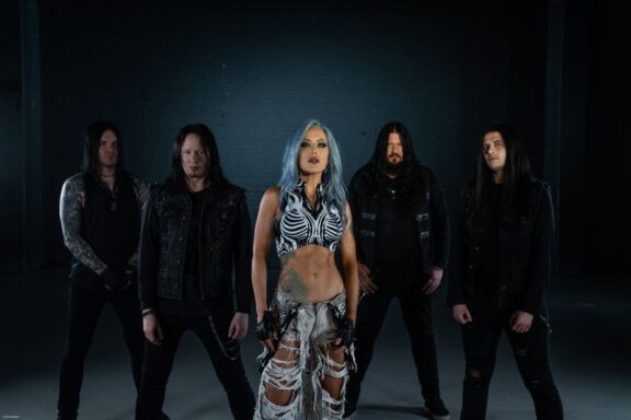 Arch Enemy: annunciano “Blood Dynasty (Deluxe Edition)” con tre nuove bonus track; guarda il lyric video di ‘Break The Spell’