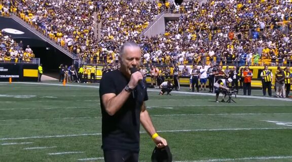 Bruce Dickinson: canta l’inno nazionale americano ad un incontro della NFL