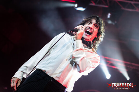 The Darkness: il video dell’esibizione a sorpresa per i pendolari della stazione di St. Pancras a Londra
