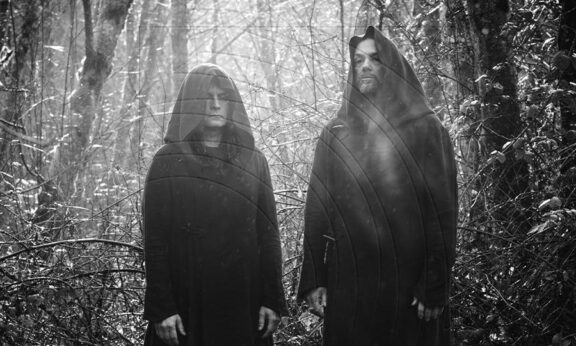 Sunn O))): firma con Sub Pop, pubblicato il nuovo maxi 12″ “Eternity’s Pillars b/w Raise the Chalice & Reverential”