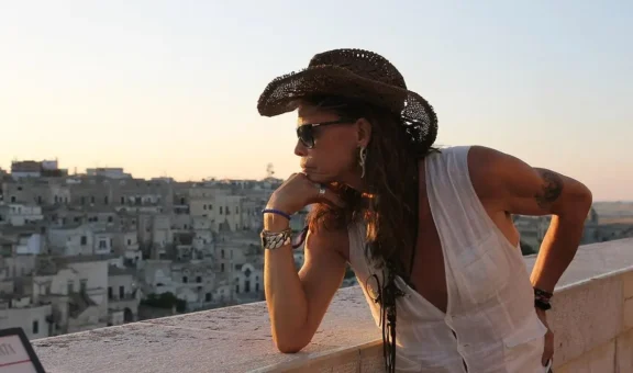 Aerosmith, Steven Tyler: dal sogno del borgo della musica ‘Steven Tyler’ all’inchiesta, quindici indagati a Cotronei (Crotone)