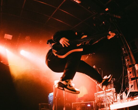 Currents: pubblicato l’EP “All That Follows”, online il video di “Rise & Fall”