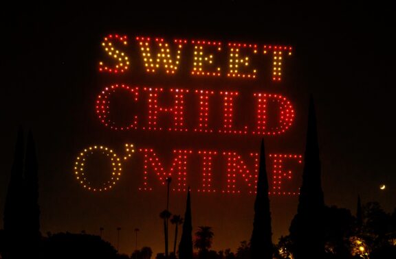 Guns N’ Roses: cielo illuminato a Los Angeles con 500 droni