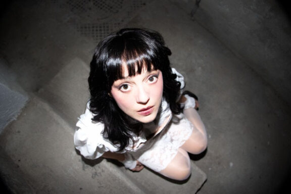 Emilya Ndme: nuovo singolo “Glass Skin”