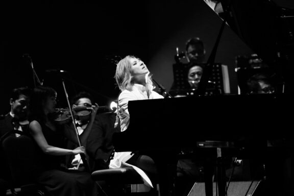 Yoshiki: “Yoshiki:Under The Sky” il documentario musicale con superstar internazionali