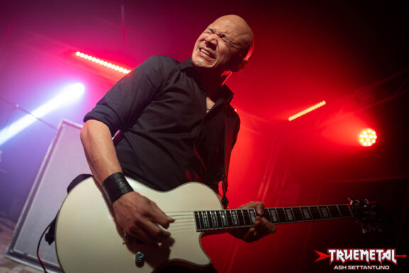 Live Report: Danko Jones + Tuk Smith and Restless Heart @ Legend Club, Milano – 06/12/2025