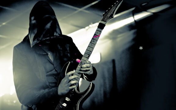 Hooded Guitarist: a New York per “Ritorno al Futuro”