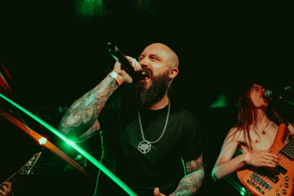 Demon King: il bass playthrough video di “Requiem for a Dead World”