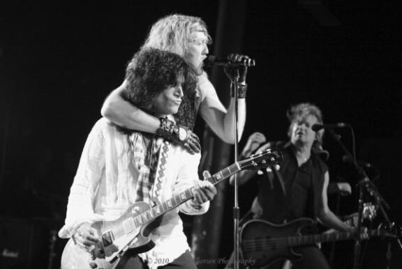 Kiss: Tommy Thayer e Jamie St. James hanno presentato il video “Bombshell”