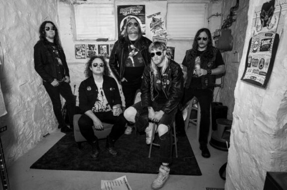 Total Maniac: annunciato l’album”Love Overdrive”, nuovo singolo “Drinkin’ Our Way to Hell”