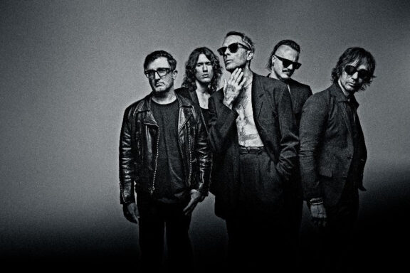 Crashing Wayward: pronto il nuovo singolo “Holding for Dear Life”