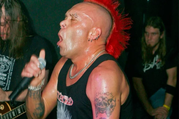 The Exploited: Wattie Buchan collassa sul palco durante un concerto