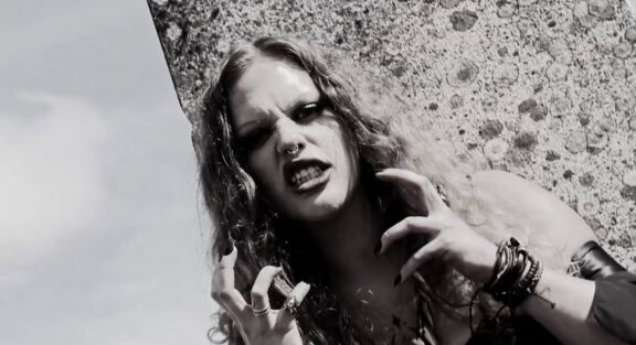 Mandy Manala: annunciato il nuovo album e pubblicato il singolo “Something Wicked”