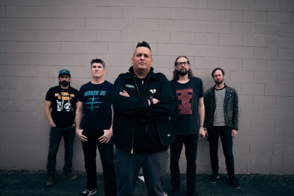 Dead Pioneers: pubblicato il nuovo singolo “Never Alone” feat. The Interrupters