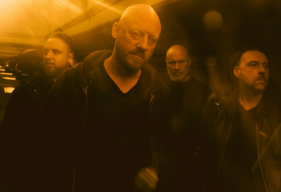 Warning: annunciato il nuovo album e pubblicato il singolo “Stations”