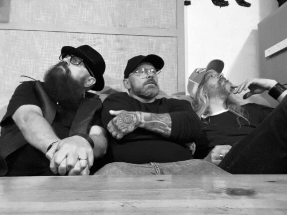 Whale Dog: il trio hard rock di Stoccolma Whale Dog torna con il nuovo singolo “Give It All”