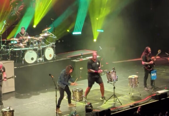 Sepultura: Dave Grohl sale sul palco a Los Angeles per il brano “Kaiowas”